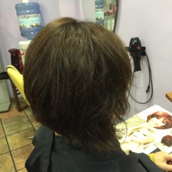 Corte de pelo de media melena corto por un lado y largo por otro